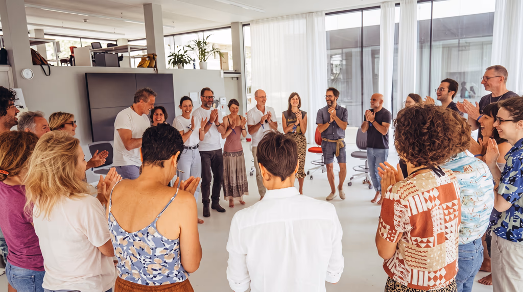 Team building d'improvisation : le théâtre qui libère la parole en entreprise