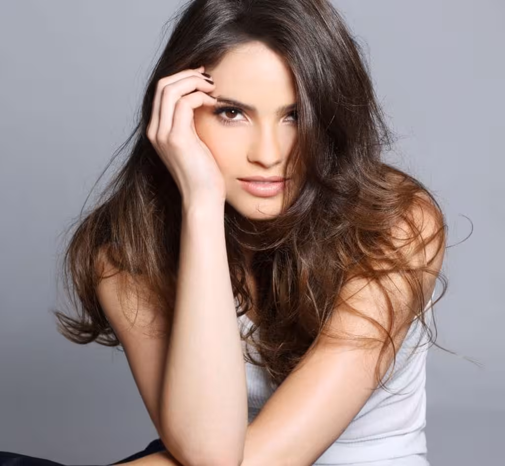 Shelley Hennig sur MTV