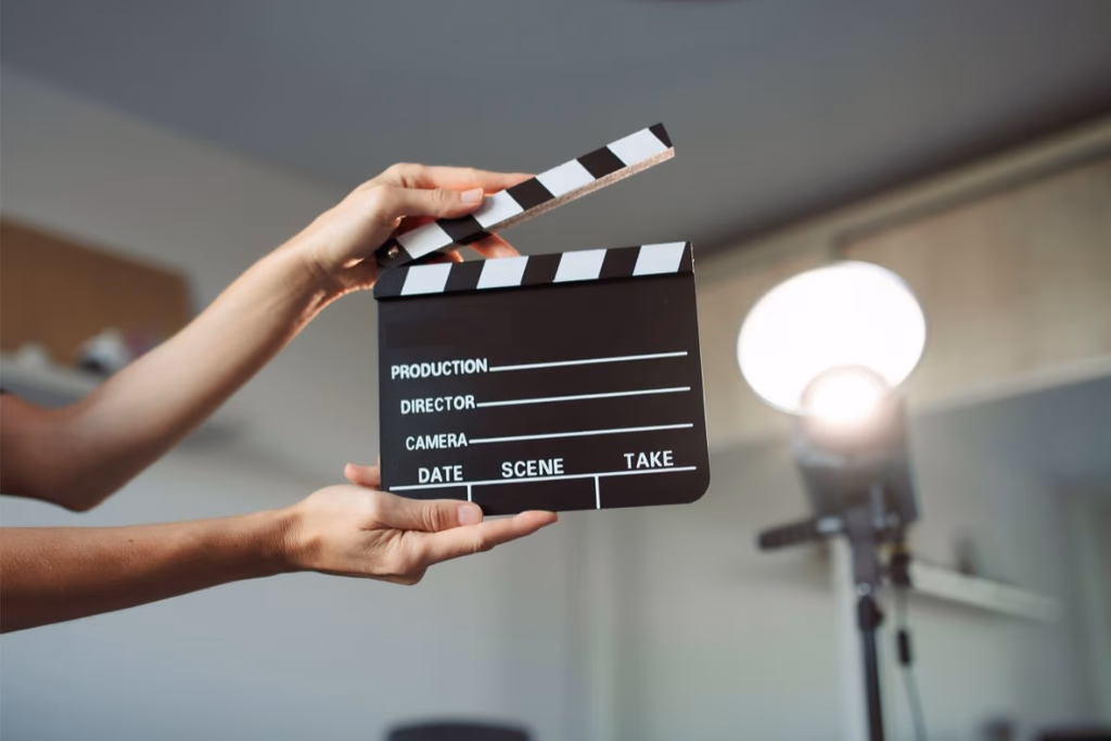 Les coulisses d’une campagne publicitaire réussie : immersion dans le travail des équipes créatives et le rôle central de la direction artistique