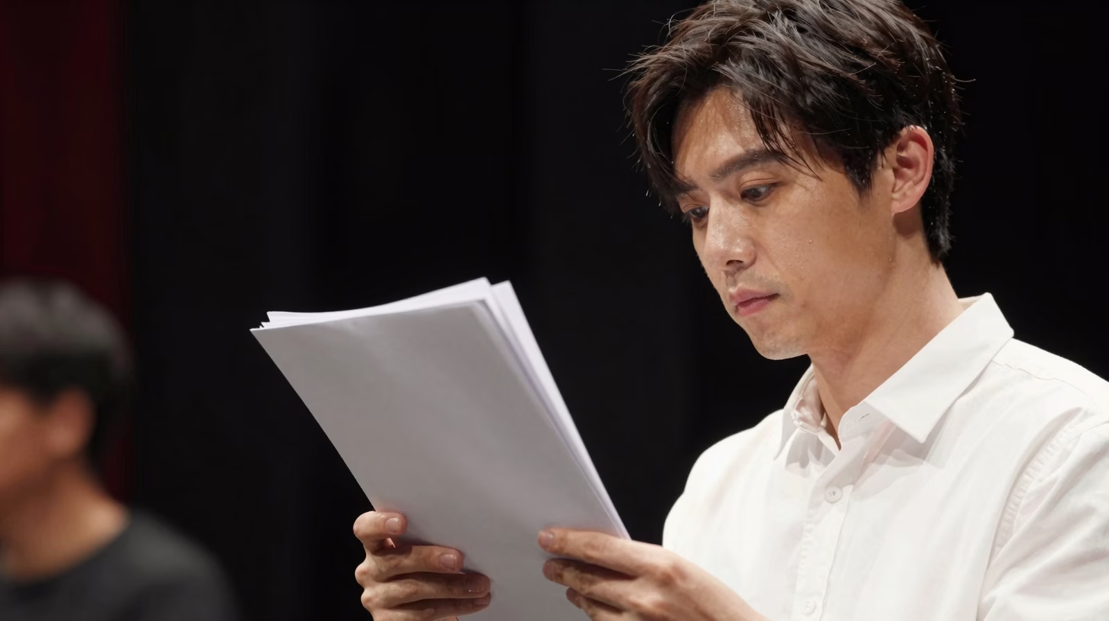 Acteur préparant son texte de casting en répétition