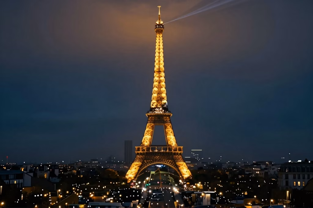 Vue cinematique de Paris la nuit avec la Tour Eiffel illuminee evoquant les thrillers francais Netflix