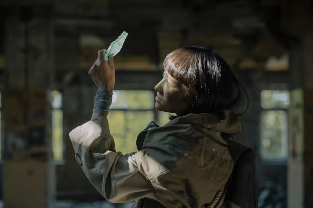 

<h3>Les épisodes qui ont marqué la saison</h3>
<p>Certains épisodes de la saison 3 de <b>The 100</b> se distinguent comme des jalons cruciaux qui ont défini le cours de l'intrigue. Ces épisodes encapsulent une intensité et une <b>profondeur</b> qui résonnent tout au long de la saison, agissant comme des piliers autour desquels l'histoire fluctue. Le développement des personnages, les revirements de l'intrigue et les moments de réalisation sont orchestrés avec une finesse qui captive l'audience, assurant une immersion totale dans l'univers <i>post-apocalyptique</i> de la série.</p>
<p>Les épisodes remarquables portent en eux la <b>quintessence</b> des thèmes centraux de la saison, illustrant les dilemmes moraux, les sacrifices et les luttes de pouvoir qui sont au cœur de la narration. Chacun d'entre eux est une tapestry riche en émotions et en révélations, où les facettes multiples des personnages et de leur environnement sont explorées avec <i>nuance</i> et sensibilité.</p>
<h3>Analyse des scènes les plus surprenantes et inattendues</h3>
<p>La saison 3 de <b>The 100</b> est également marquée par des scènes surprenantes qui rompent avec les attentes et introduisent des éléments inattendus dans le récit. Ces moments sont des points de basculement, redéfinissant les trajectoires des personnages et injectant de nouveaux niveaux de complexité dans l'intrigue. Ils servent à défier les préconceptions, à encourager la réflexion critique et à maintenir une atmosphère de <i>suspense</i> et de surprise tout au long de la saison.</p>
<p>Chaque scène surprenante est une célébration de l'art de la narration, exploitant l'imprévisibilité pour engager le public dans un voyage émotionnel et intellectuel. Elles sont le reflet de la brutalité, de l'incertitude et de la beauté inhérente à la lutte pour la survie dans un monde recouvert par le chaos et la <b>tragédie</b>.</p>
<p>